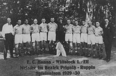 von links nach rechts: Trainer Erich Kasperl, Fritz Hackbusch, Werner Puls, Otto Hackbusch, Karl Minkwitz, Robert Ludwig, Ulli Hamann, Paul Lipstreu, Erich Peinert, Reinhold Dammann, Ernst Seehase, L&uuml;bke, Vorsitzender Georg Lotzin